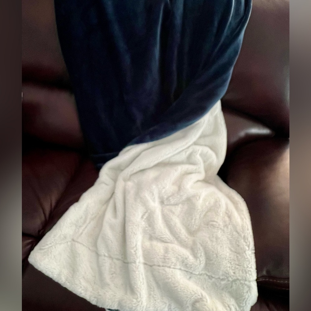 Plush blanket! 56x66 navy velvety soft & white soft faux fur. Nice weight to it.